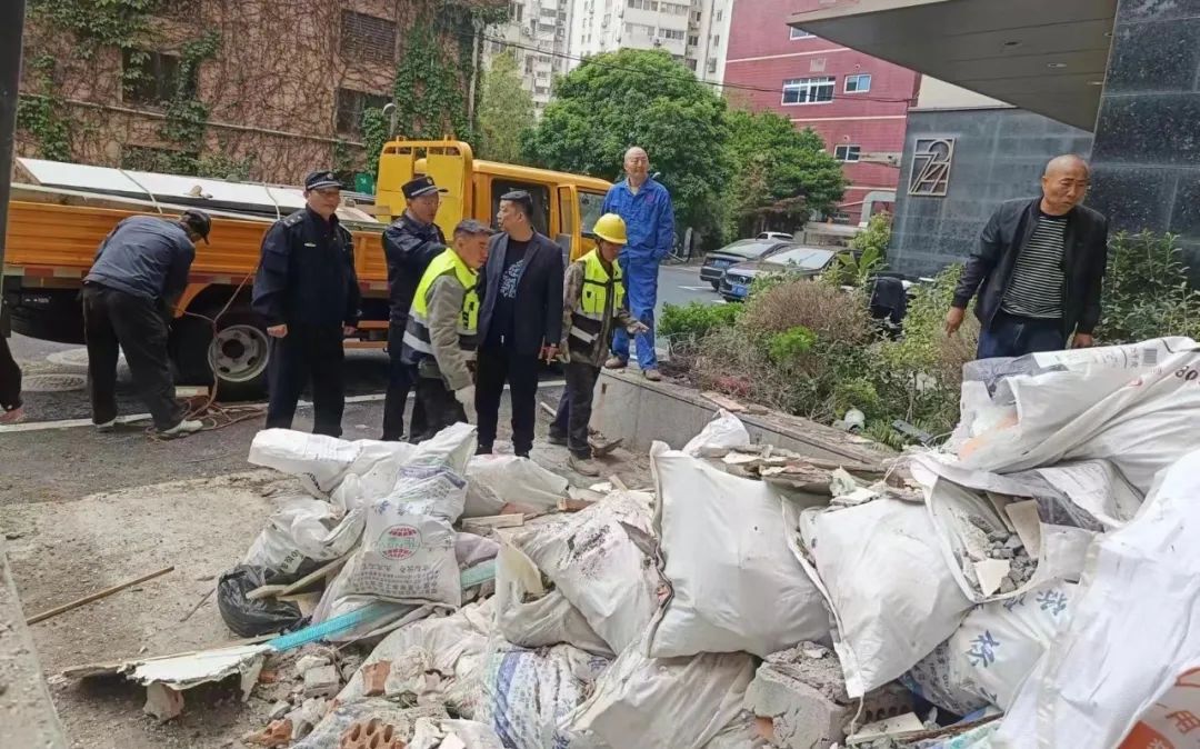 物业公司有权自行决定新建垃圾房吗?