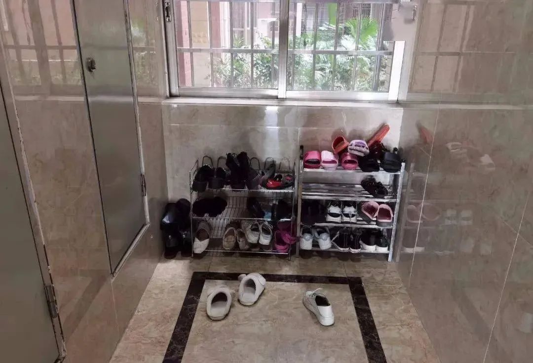 鞋子在楼道杂物清理行动中丢失,法院:物业免赔!