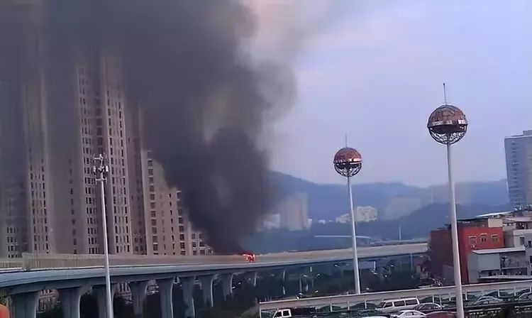 老汉摆摊被关停,退休被刁难,绝望中公交车上点燃汽油