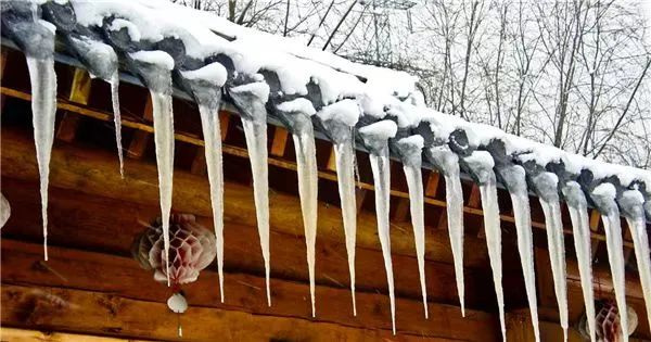 东北“硬菜”冰溜子伤人谁之过？