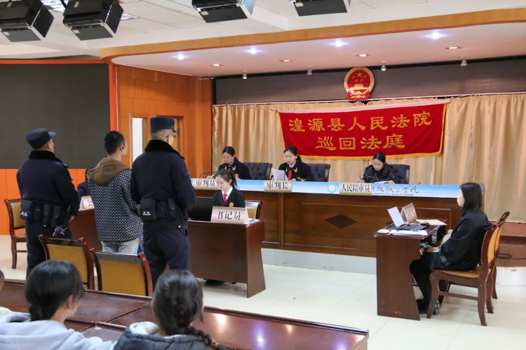 大学响起法槌声 以案释法鸣警钟